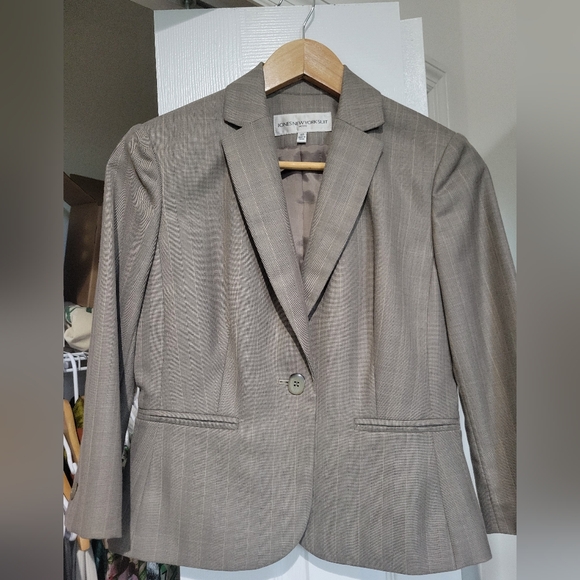 Jones New York Jackets & Blazers - Jones New York Classic Beige Blazer